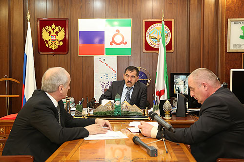 Глава Ингушетии провел совещание со своими помощниками-советниками Аюпом Оздоевым и Хусейном Курдановым